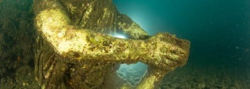 Статуї стародавніх римлян прикрашають морське дно