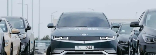 Усі чотири колеса можуть повертатися на 90 градусів