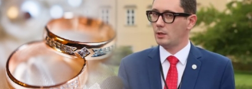 Овчачек является пресс-секретарем Милоша Земана с 2013 года