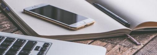 Тримати телефон біля ноутбука - дуже поширена практика