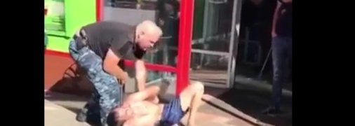 Размахивал кирпичами как крыльями: в супермаркете Николаева заметили неадекватного покупателя (видео) 