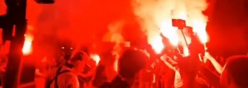 С файерами под зажигательную музыку: как проходит вечеринка под МВД по случаю отставки Авакова (видео)