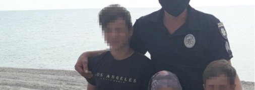 В курортной Кирилловке троих детей унесло на матрасе в море: первые детали ЧП (фото)