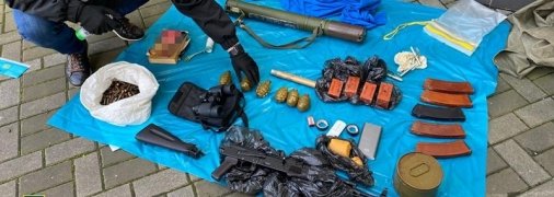 В центре Киева нашли тайник с внушительным арсеналом боеприпасов (фото)