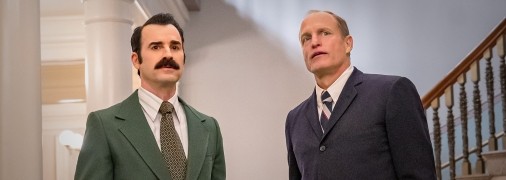 Ролі харизматичних негідників личять Вуді Харрельсону (праворуч) так само, як і добротні костюми