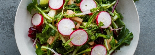 Этот салат не только вкусен, но и не повредит вашей фигуре (изображение создано с помощью ИИ)