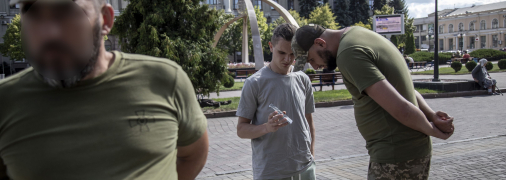 Сотрудники ТЦК проверяют документы в Харькове