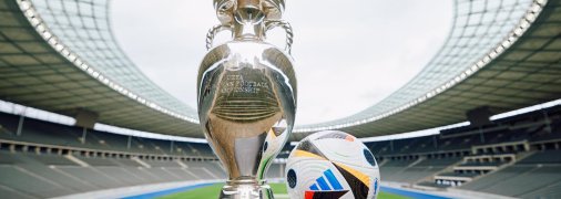 Трофей и официальный мяч Евро