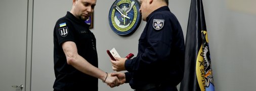 Кирилл Буданов получает награду от главы ГСЧС Андрея Даника