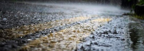 У центрі Києва авто пішло під землю через потужну зливу (фото)