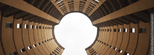 Необычный ракурс одного из домов