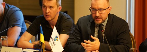 Юрий Гудыменко во время заседания организованной NAUDI рабочей встречи с дипломатами 14 стран