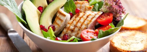 Мясной салат с помидорами, авокадо и зеленью