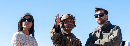 Джей ді Венс з дружиною на святковій демонстрації