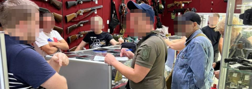 Обшук у магазині військових товарів