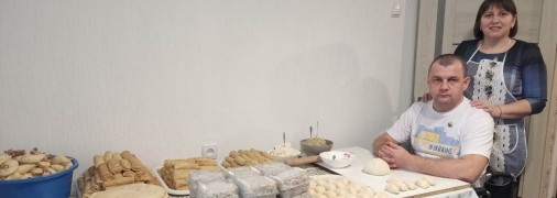 Євген та Тетяна Компанець підготували чергову партію смаколиків для захисників