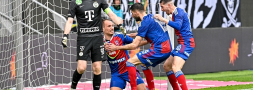 Макаренко (второй слева) принес ничью Фехервару