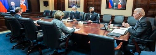 Во время переговоров секретари вышли в другую комнату