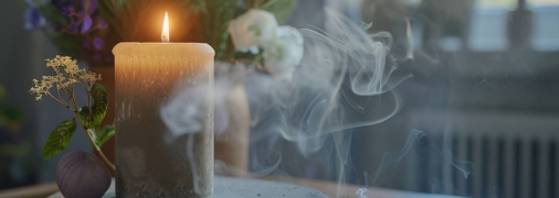 Коли свічка гасне без вітру, це не може не лякати (фото створене з допомогою ШІ)