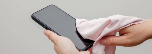 Чем протирать экран смартфона