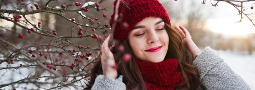 Девушка возле шиповника