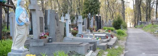 Одне із міських кладовищ