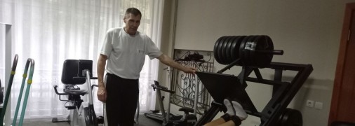 Молодежь ходит в спортзал, чтобы иметь красивое тело