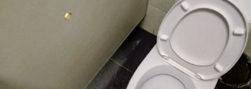 Москвич дырявил перегородки в общественных туалетах для "быстрого секса" и фотографировал через них мужчин
