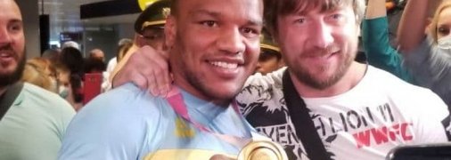 Беленюка в Борисполе встретили цветами и аплодисментами: фото и видео