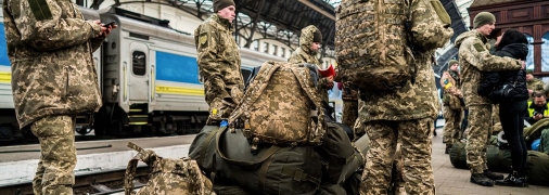 Во время военного положения украинцев забирают на службу в армию для защиты Родины