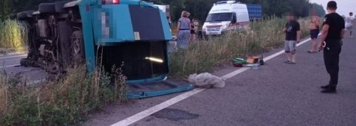 Микроавтобус налетел на лопнувшую шину у линии разграничения на Донбассе: 9 человек в больнице (фото)