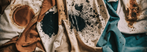 Даже стойкие пятна можно вывести из одежды (изображение создано с помощью ИИ)