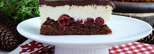 Торт з вершково-сирним кремом, вишнями та шоколадом