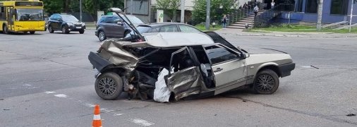 Пассажира выбросило из авто на ходу: эксклюзивные фото и видео момента аварии с пострадавшими в Киеве