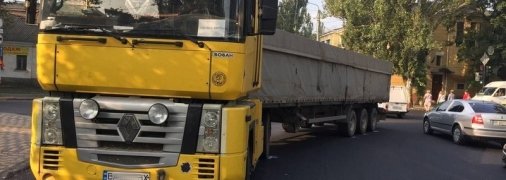 Фура, которая сбила человека в Николаеве. Автор фото: Новости N