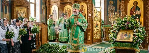 Отець у зеленій ризі на Трійцю