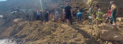 На черноморском курорте обвалился грунт, под землей могут быть люди: подробности (фото, видео)