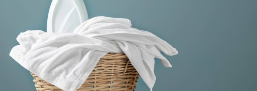 Белую одежду можно сделать белоснежной с помощью уксуса и не только (изображение создано с помощью ИИ)