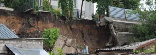 В Мелитополе обвалившийся из-за дождя со склона бетонный забор с землей едва не погубил женщину