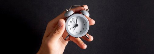 Чи треба переводити годинники в березні 2025