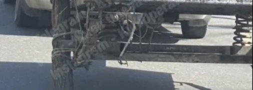 Илону Маску такое не снилось: в Киеве заметили автоприцеп с палкой вместо колеса (видео)