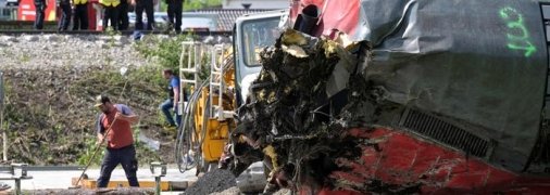 Операция по спасению пострадавших в результате схождения поезда с рельсов в Баварии длится третий день