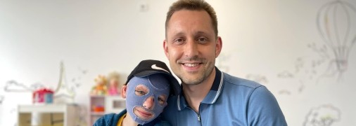 Хлопчик носить спеціальну маску, яку ще рік не можна знімати ні вдень, ні вночі