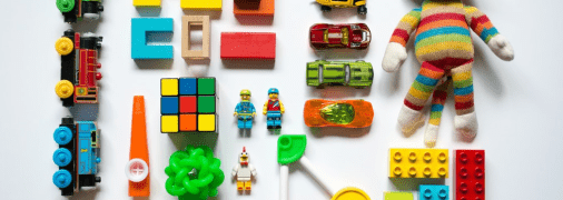 «Купи, потому что у всех уже есть»: психолог объясняет, что делать в таком случае родителям