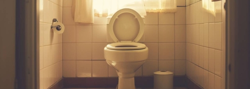 Простые лайфхаки помогут нейтрализовать неприятный запах в туалете (изображение создано с помощью ИИ)