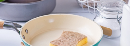 Очистить сковороду, не повредив ее, идеально подойдет пищевая сода