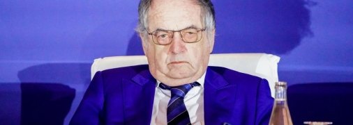 Предложил любовь втроем: 81-летний глава футбола Франции попал в скандал
