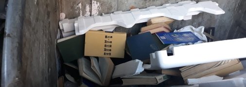 На популярном книжном рынке Киева выбросили товар в мусор