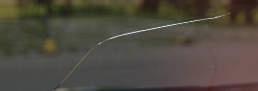 Есть у многих водителей: предусмотрен ли штраф за трещину на лобовом стекле авто