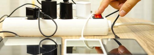 Оставленный заряжаться на ночь телефон несет опасность